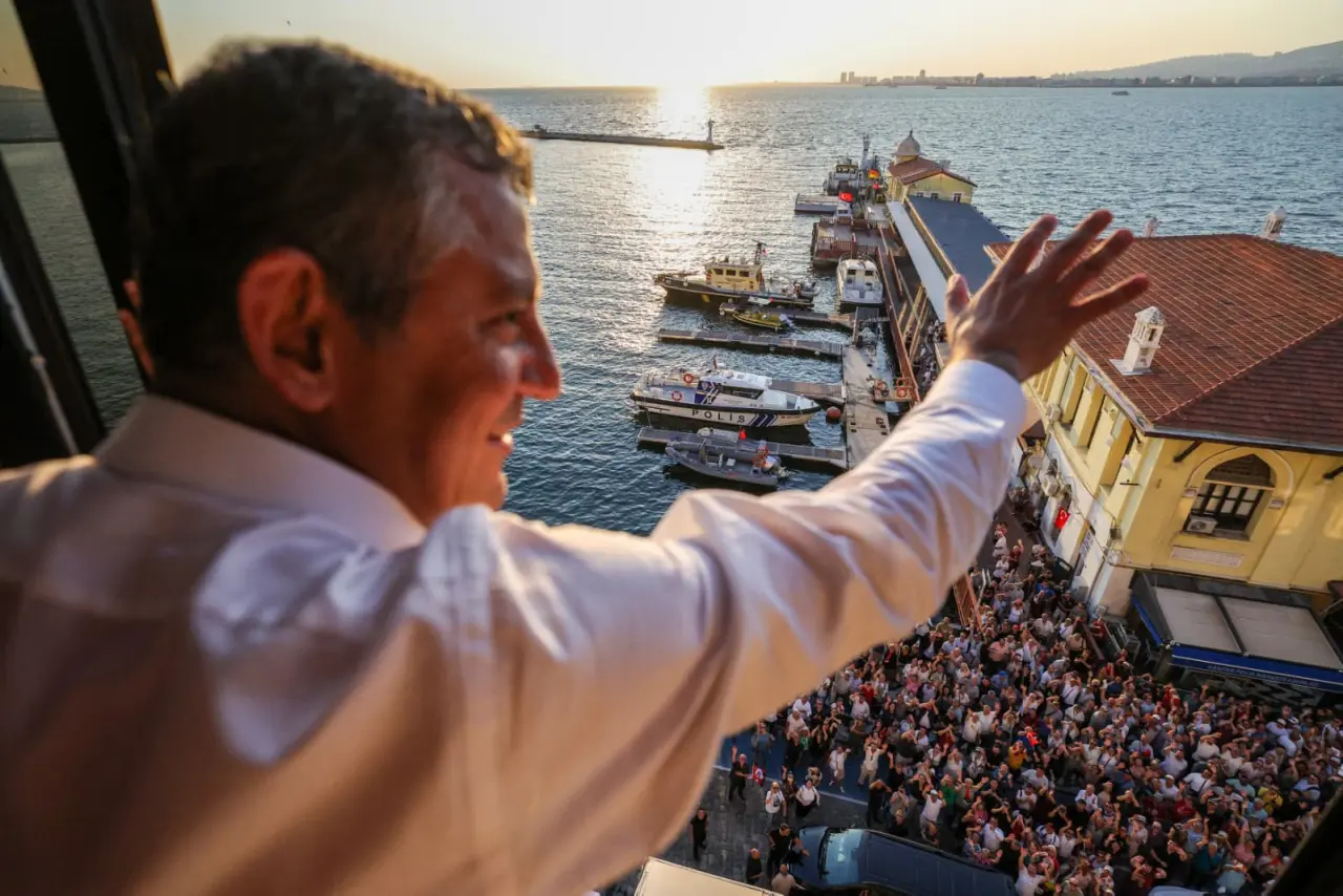 Özgür Özel Cumhuriyet Meydanı'ndan İzmirlilere seslendi: "Milletin önünde duran ezilir!" 4