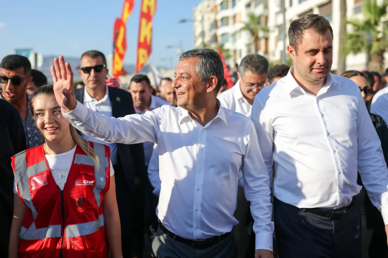 Özgür Özel Cumhuriyet Meydanı'ndan İzmirlilere seslendi: "Milletin önünde duran ezilir!" 2