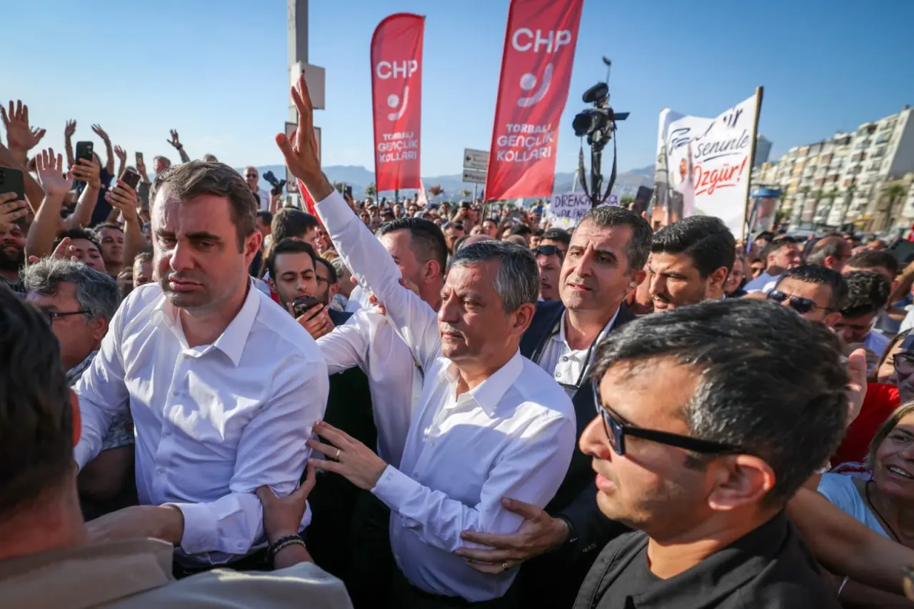 Özgür Özel Cumhuriyet Meydanı'ndan İzmirlilere seslendi: "Milletin önünde duran ezilir!" 1