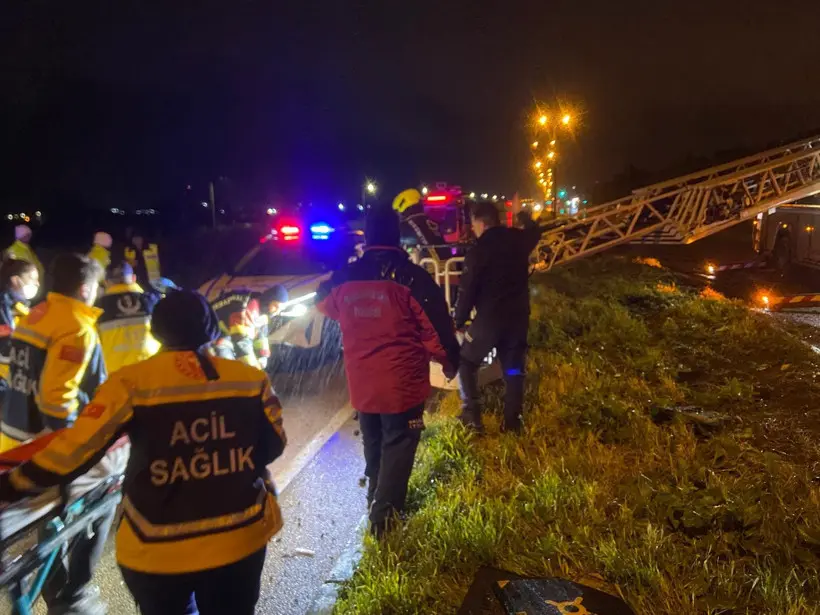 Balıkesir'de Yolcu Otobüsü Devrildi: Ölü ve Çok Sayıda Yaralı Var - Resim : 1