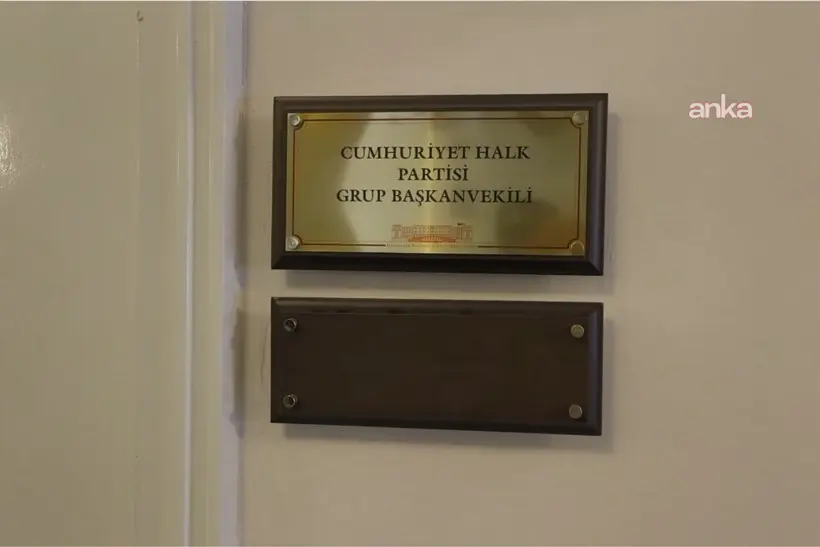 CHP Grubunda İki İsmin Tabelaları Kapıdan İndirildi - Resim : 1