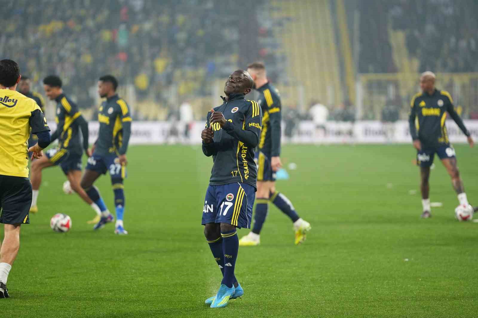 trendyol-super-lig-fenerbahce-0-besiktas-0-mac-devam-ediyor