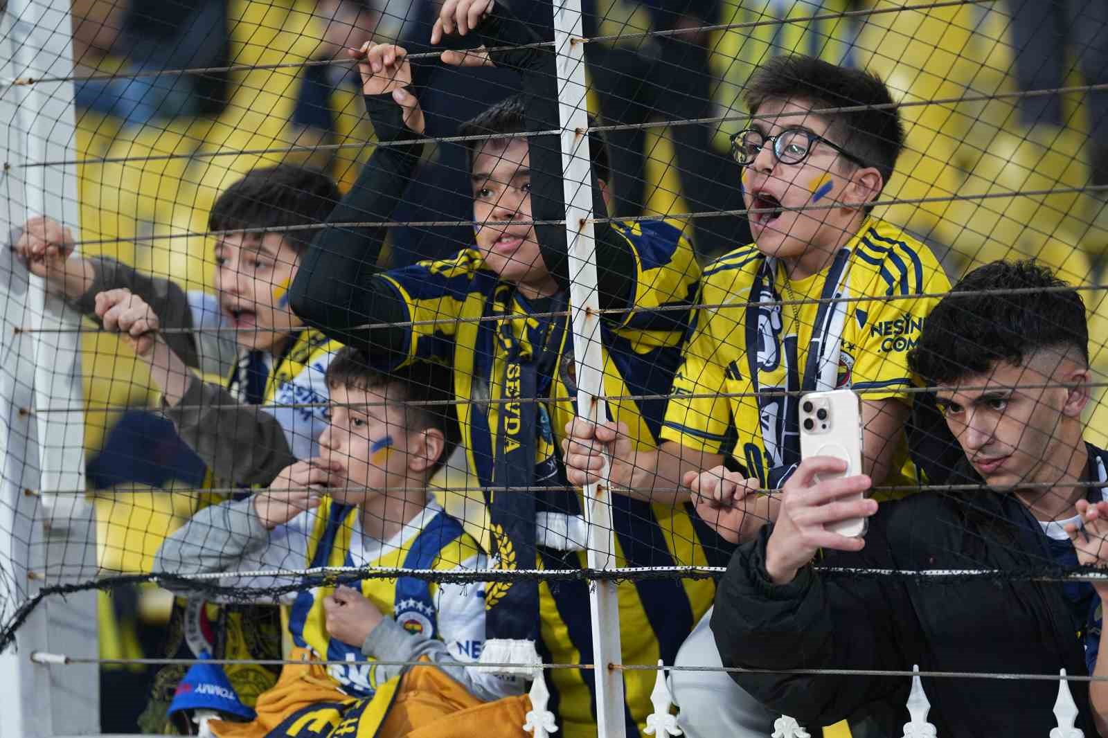 trendyol-super-lig-fenerbahce-0-besiktas-0-mac-devam-ediyor