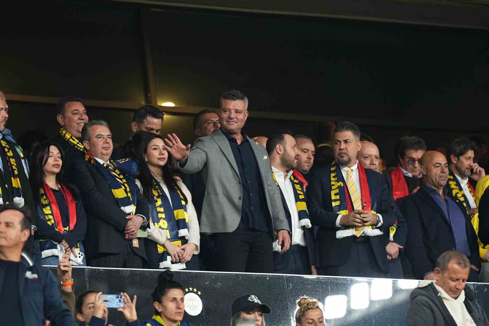 trendyol-super-lig-fenerbahce-0-besiktas-0-mac-devam-ediyor