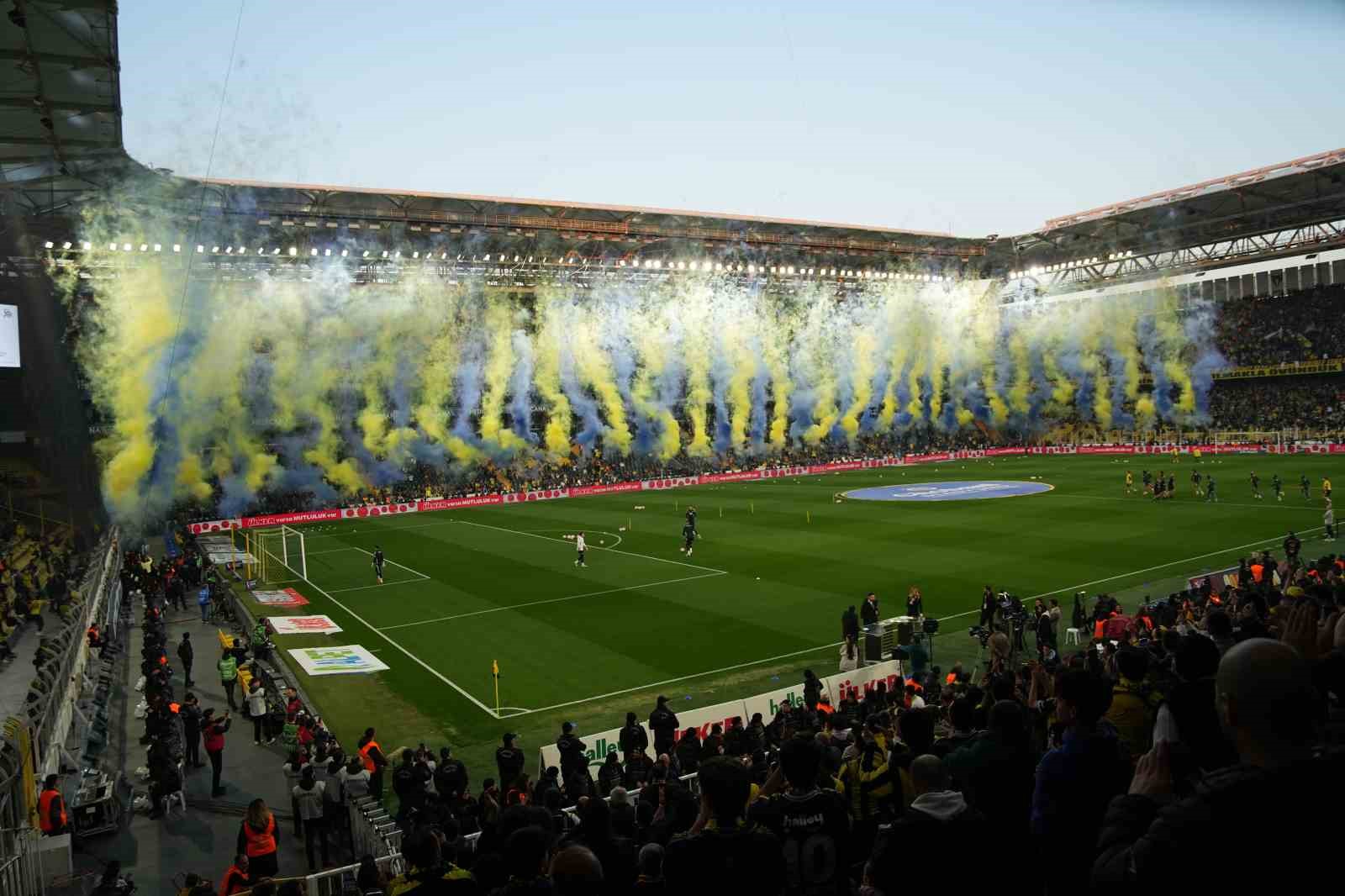 trendyol-super-lig-fenerbahce-0-besiktas-0-mac-devam-ediyor
